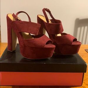 Platform burgundy suede shoe
